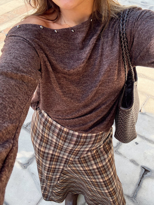 TOP ASIMÉTRICO TACHUELA MARRÓN