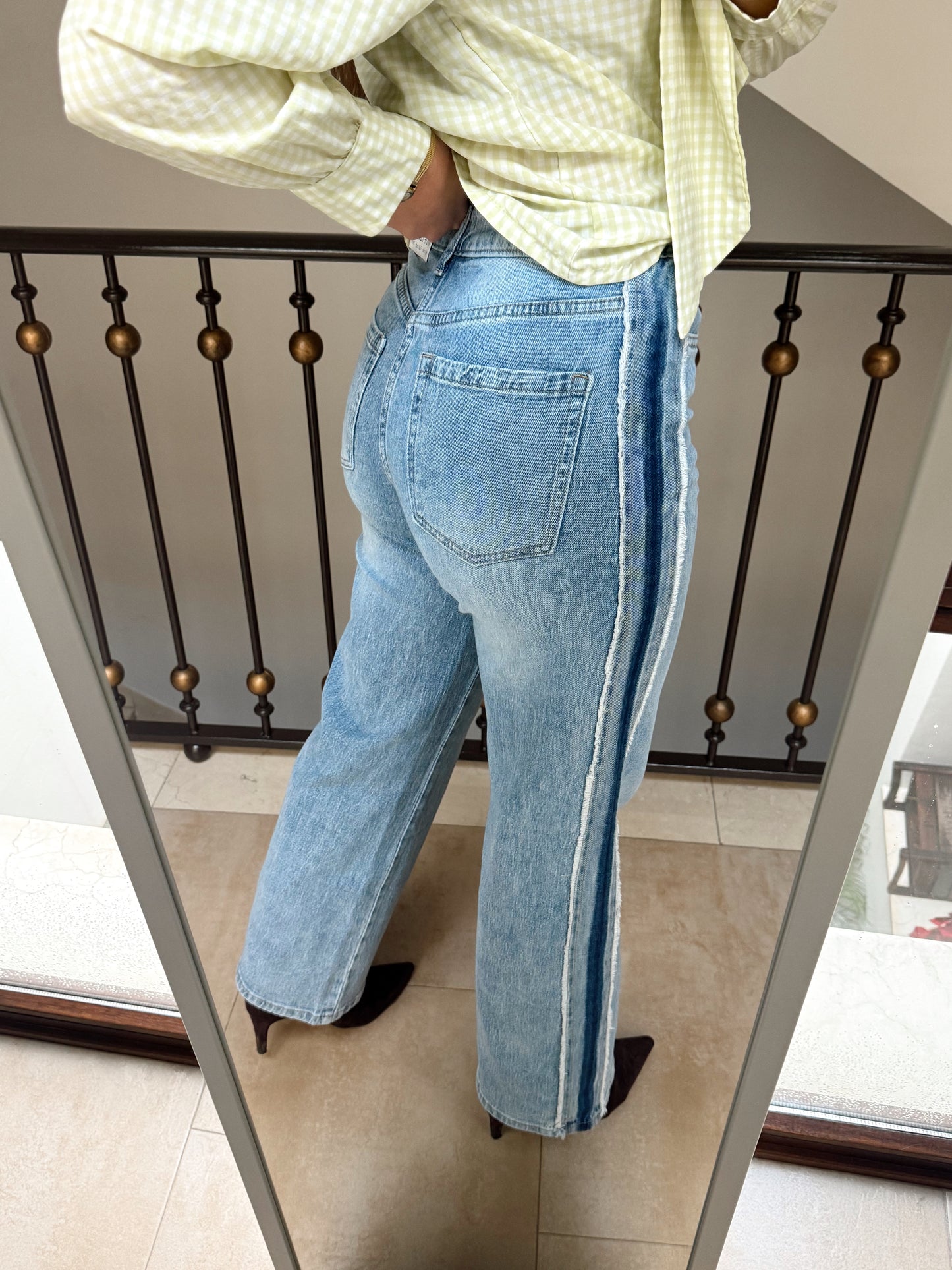 JEANS RECTO DETALLES DESFLECADO