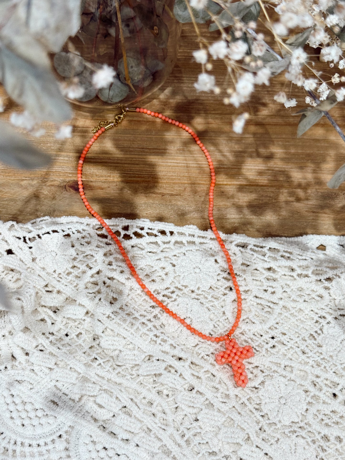 COLLAR BOLITAS CRUZ CORAL