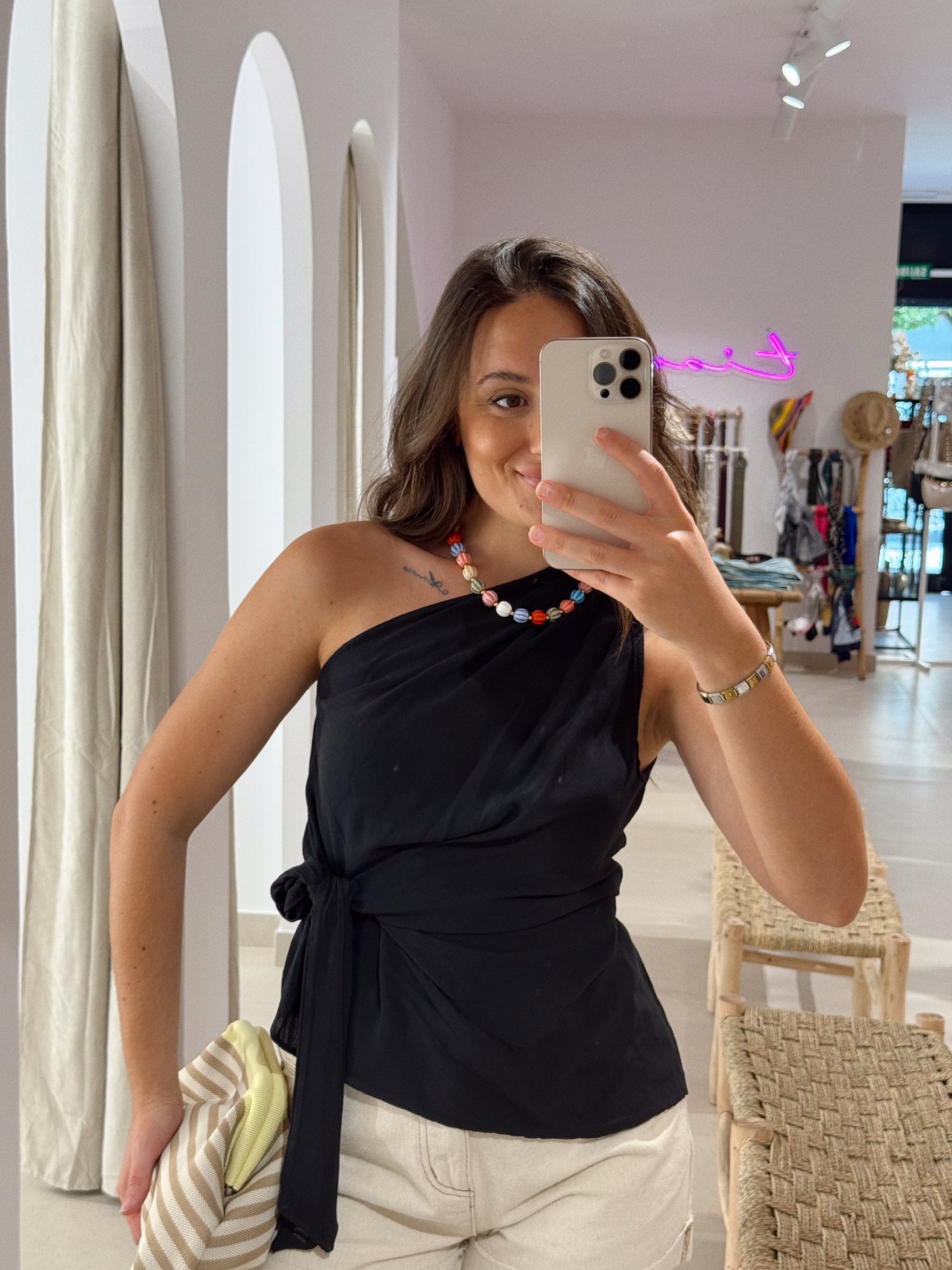 BLUSA ASIMÉTRICA LAZO NEGRA