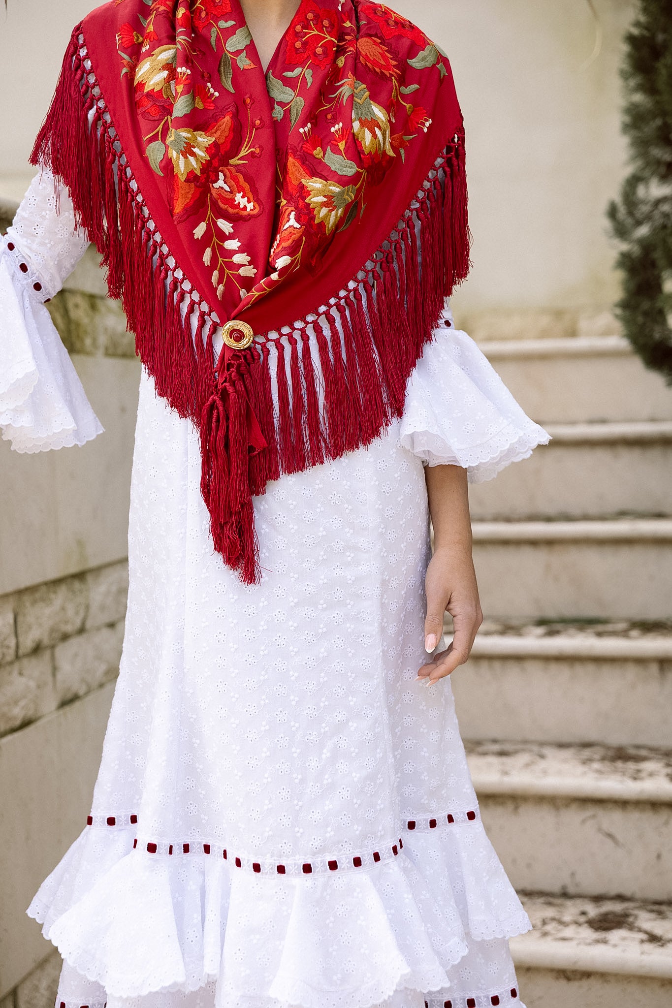VESTIDO PEONÍA BLANCO PERFORADO CINTA BURDEOS