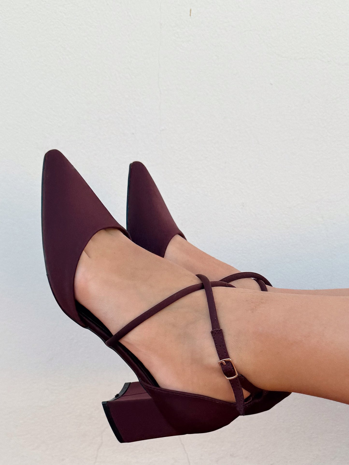 SANDALIA TACÓN CRUZADA BERENJENA