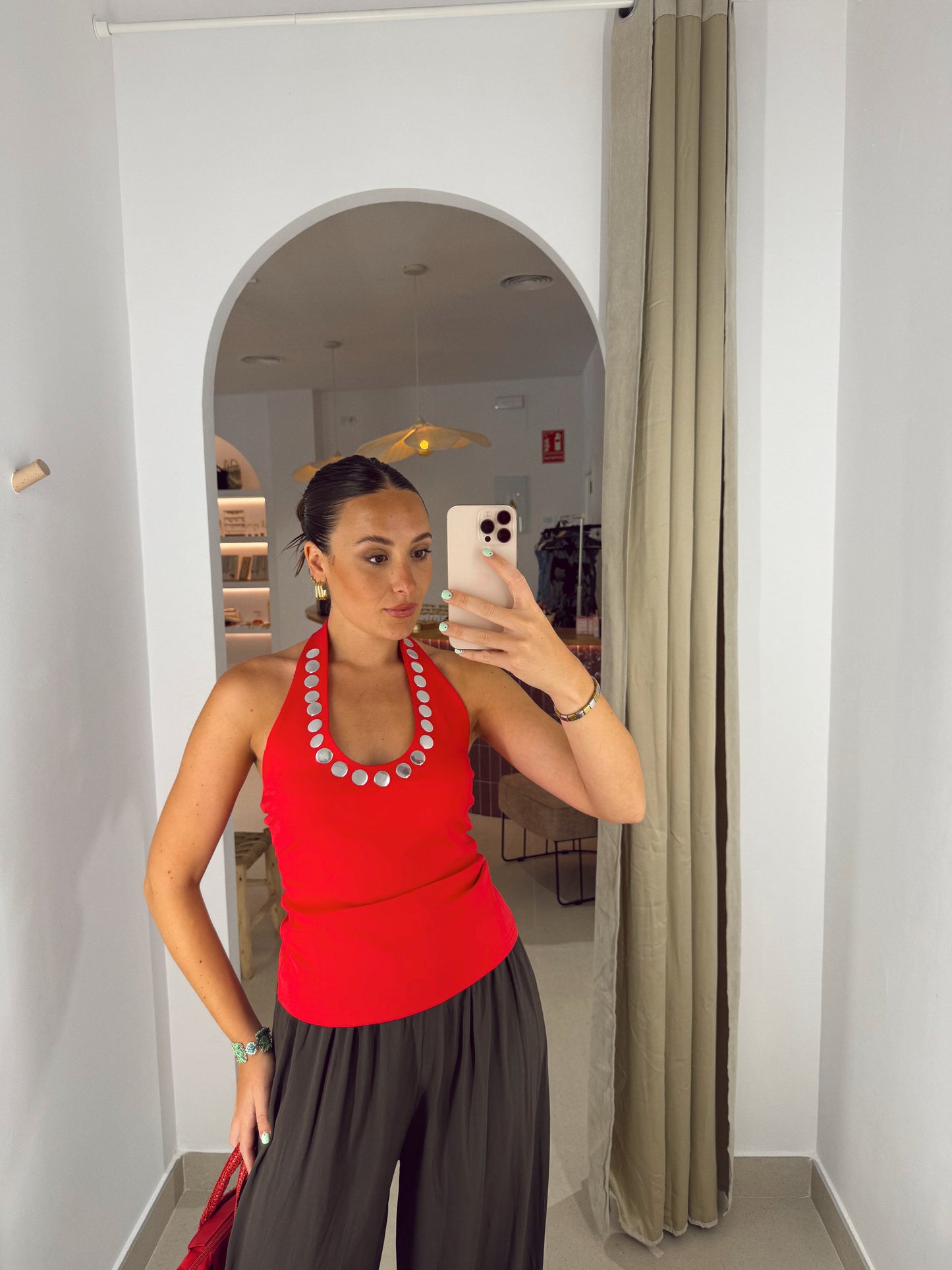 TOP ROJO TACHUELAS PLATA