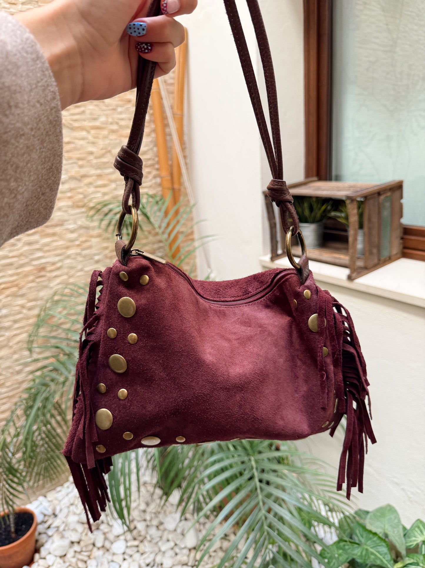 BOLSO TACHAS + FLECOS BERENJENA
