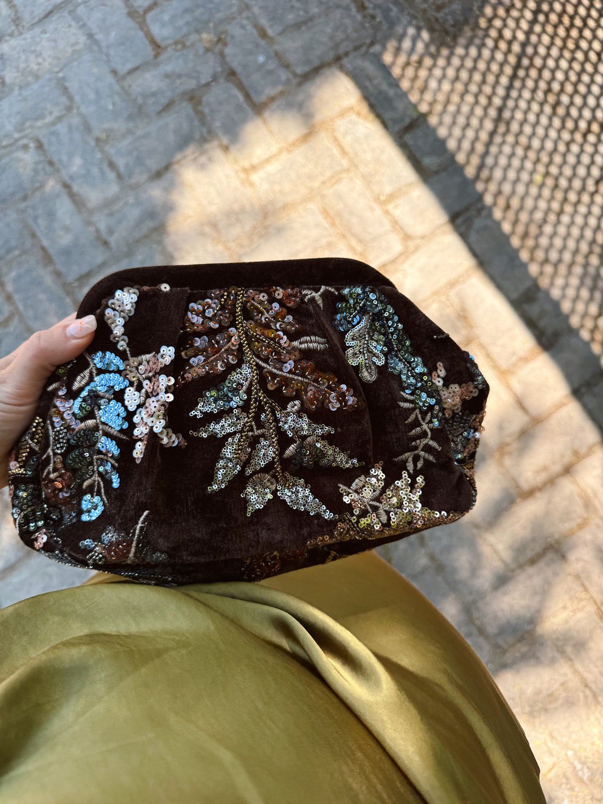 BOLSO MARRÓN FLORES LENTEJUELA