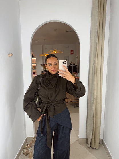 GABARDINA CROP LAZADA MARRÓN