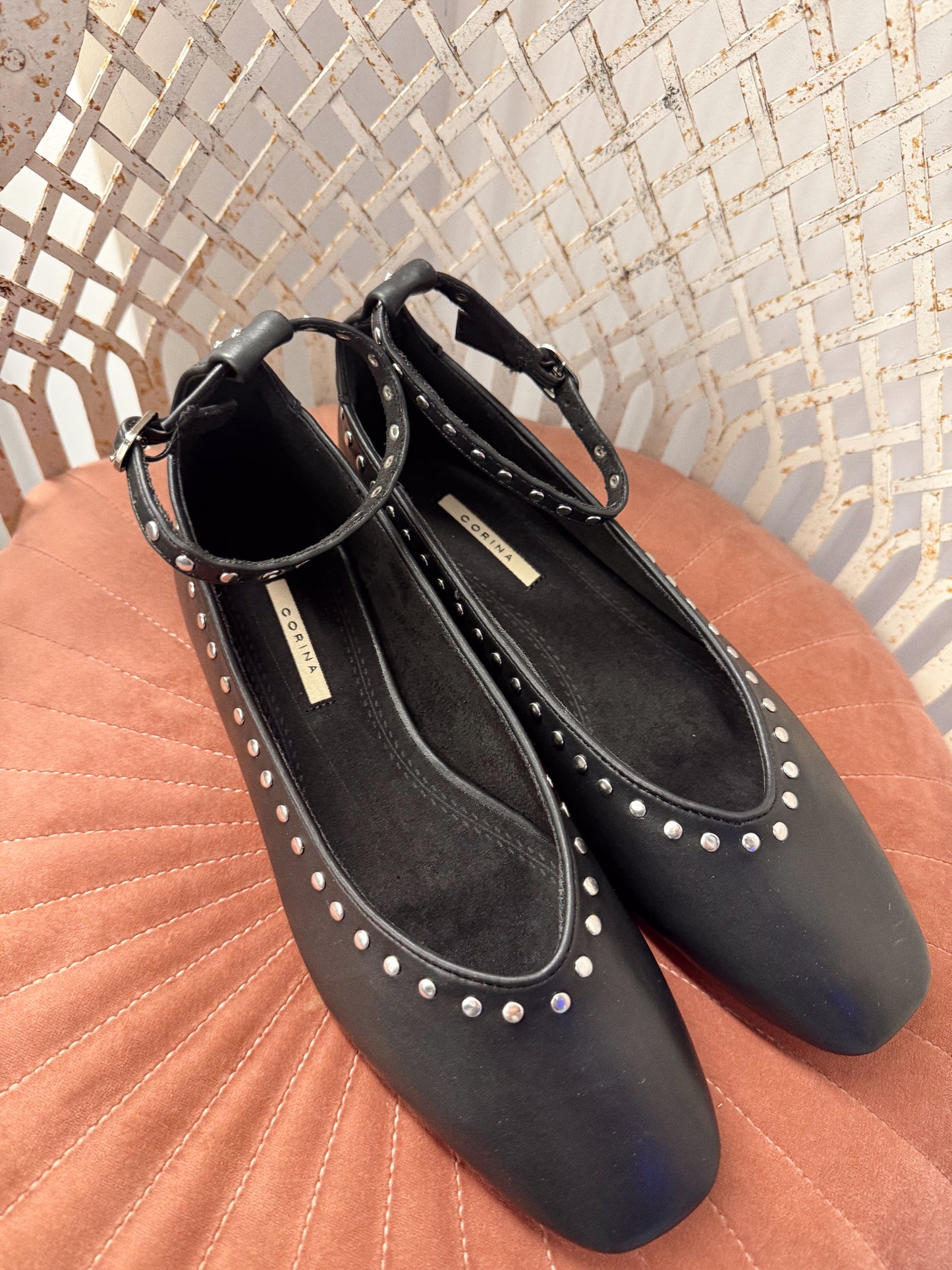 MERCEDITAS NEGRAS TACHUELAS AGARRADAS