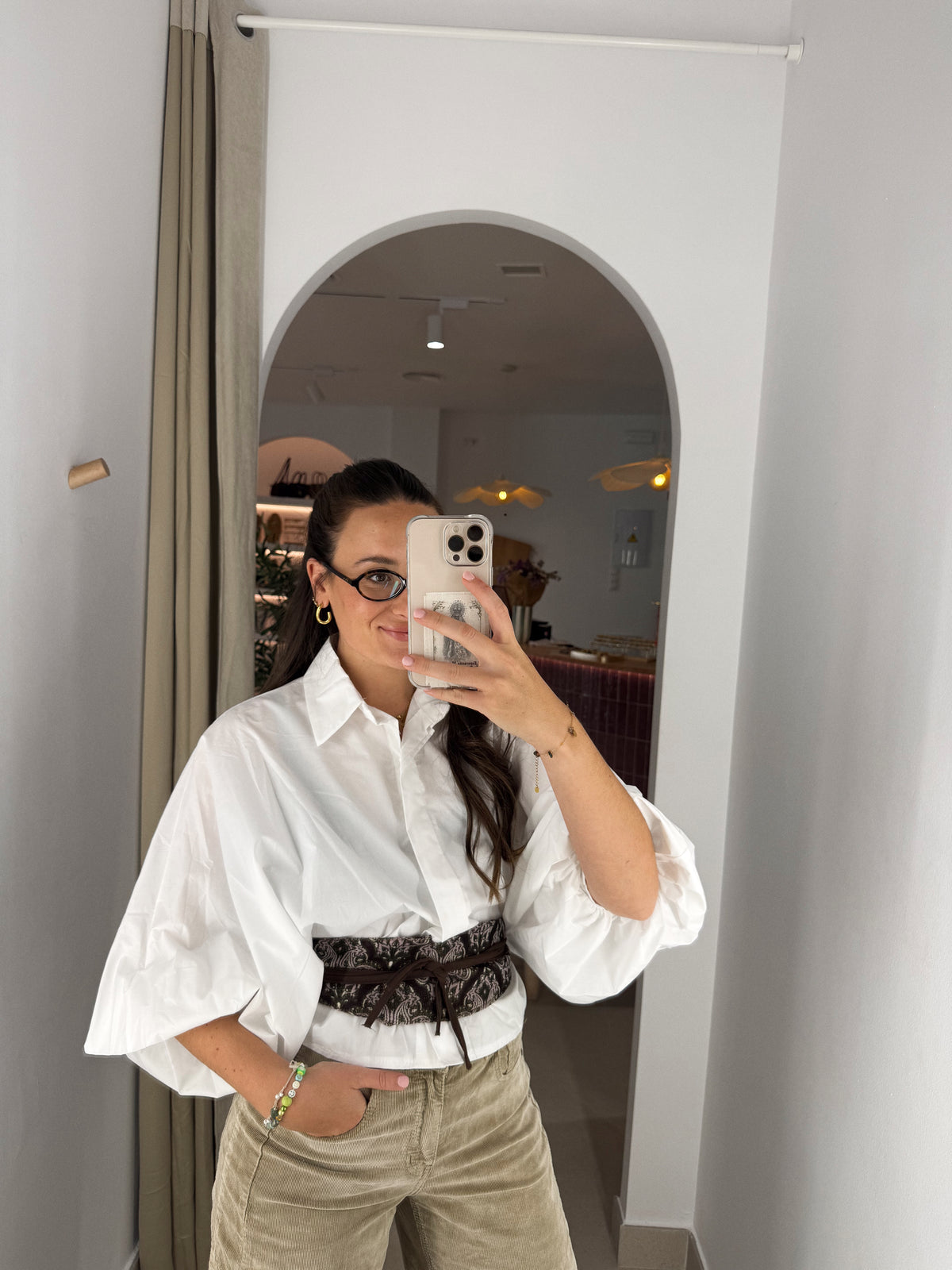 CAMISA BLANCA ABULLONADA