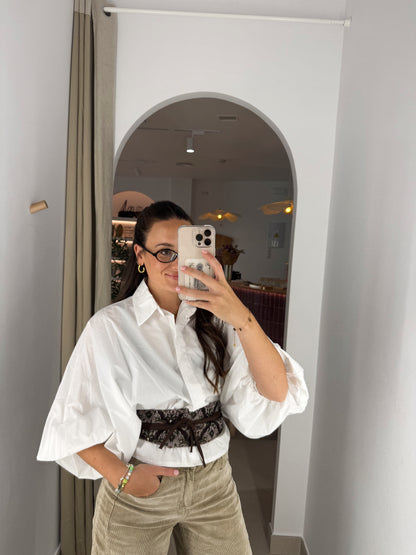CAMISA BLANCA ABULLONADA