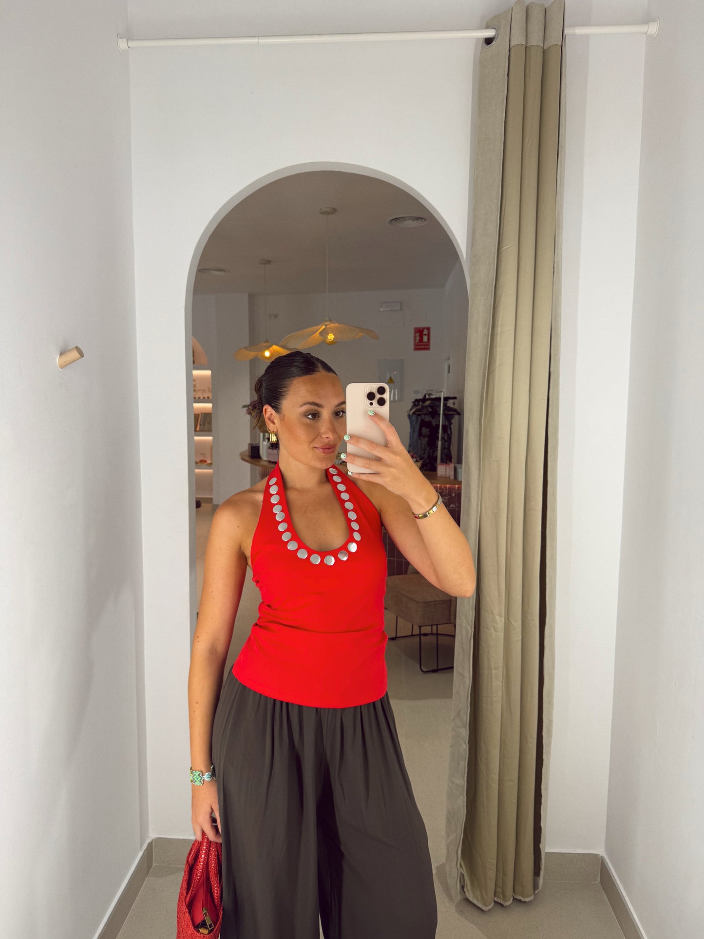 TOP ROJO TACHUELAS PLATA