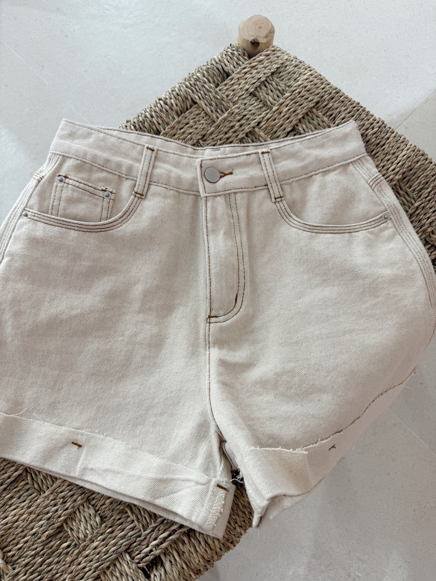SHORT BEIGE COSTURA OSCURA