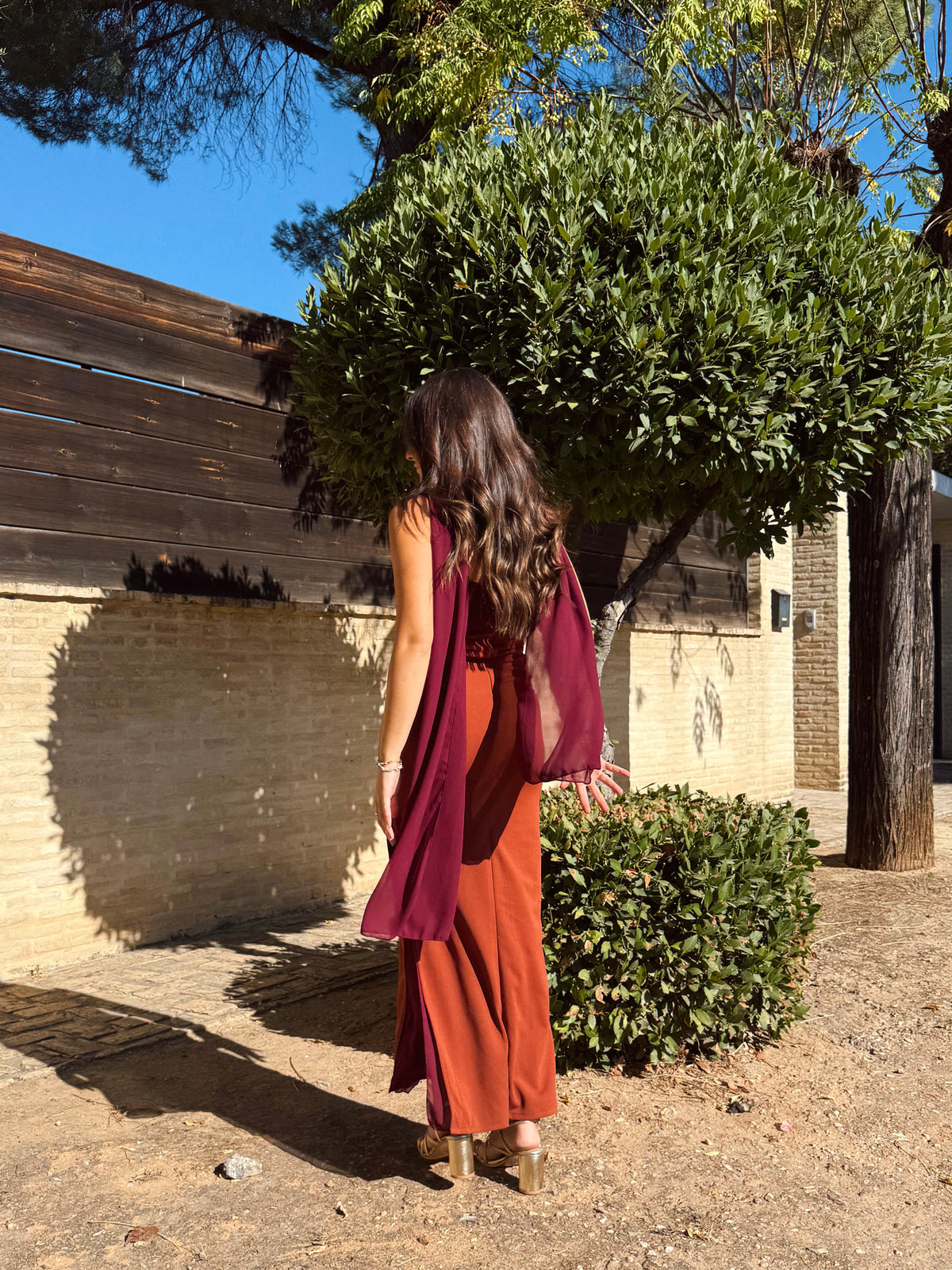 VESTIDO BICOLOR TEJA/BURDEOS CON CAPA