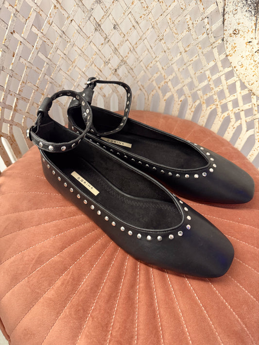 MERCEDITAS NEGRAS TACHUELAS AGARRADAS