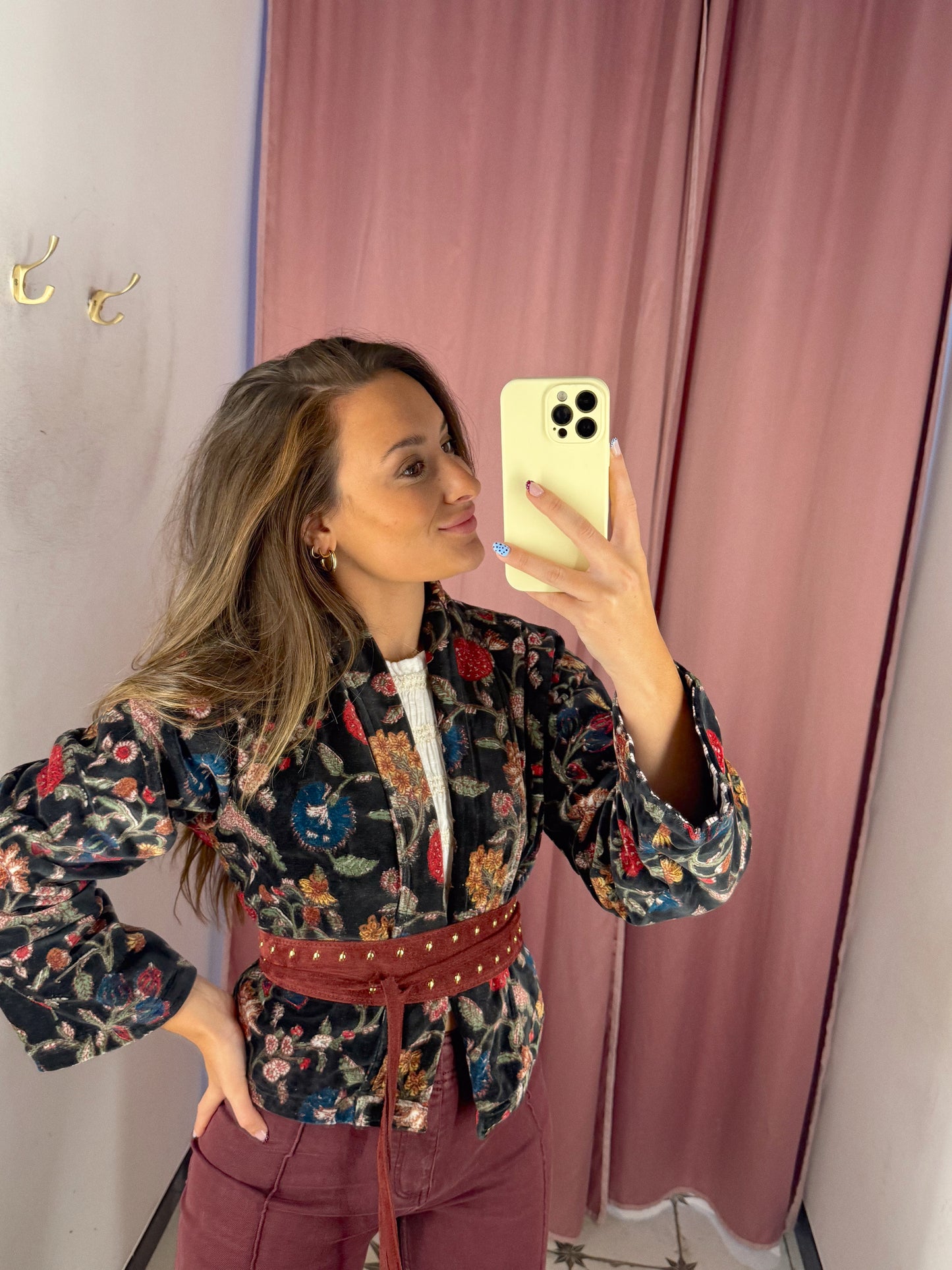 CINTURÓN ANTE TACHUELAS NEGRO/BURDEOS