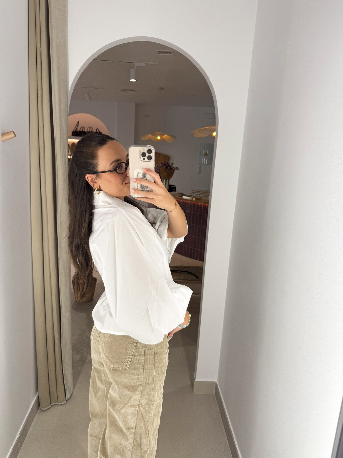 CAMISA BLANCA ABULLONADA