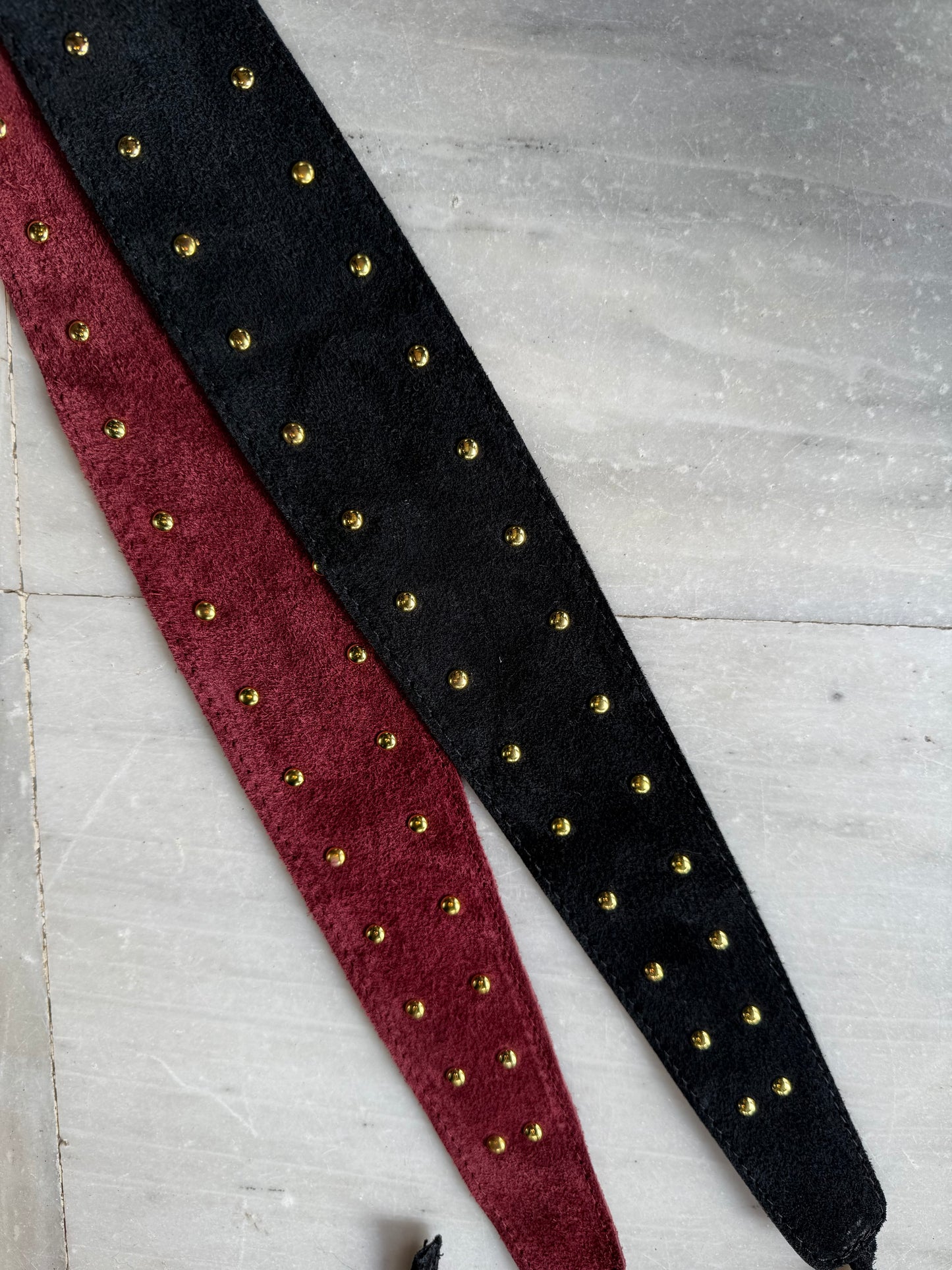 CINTURÓN ANTE TACHUELAS NEGRO/BURDEOS