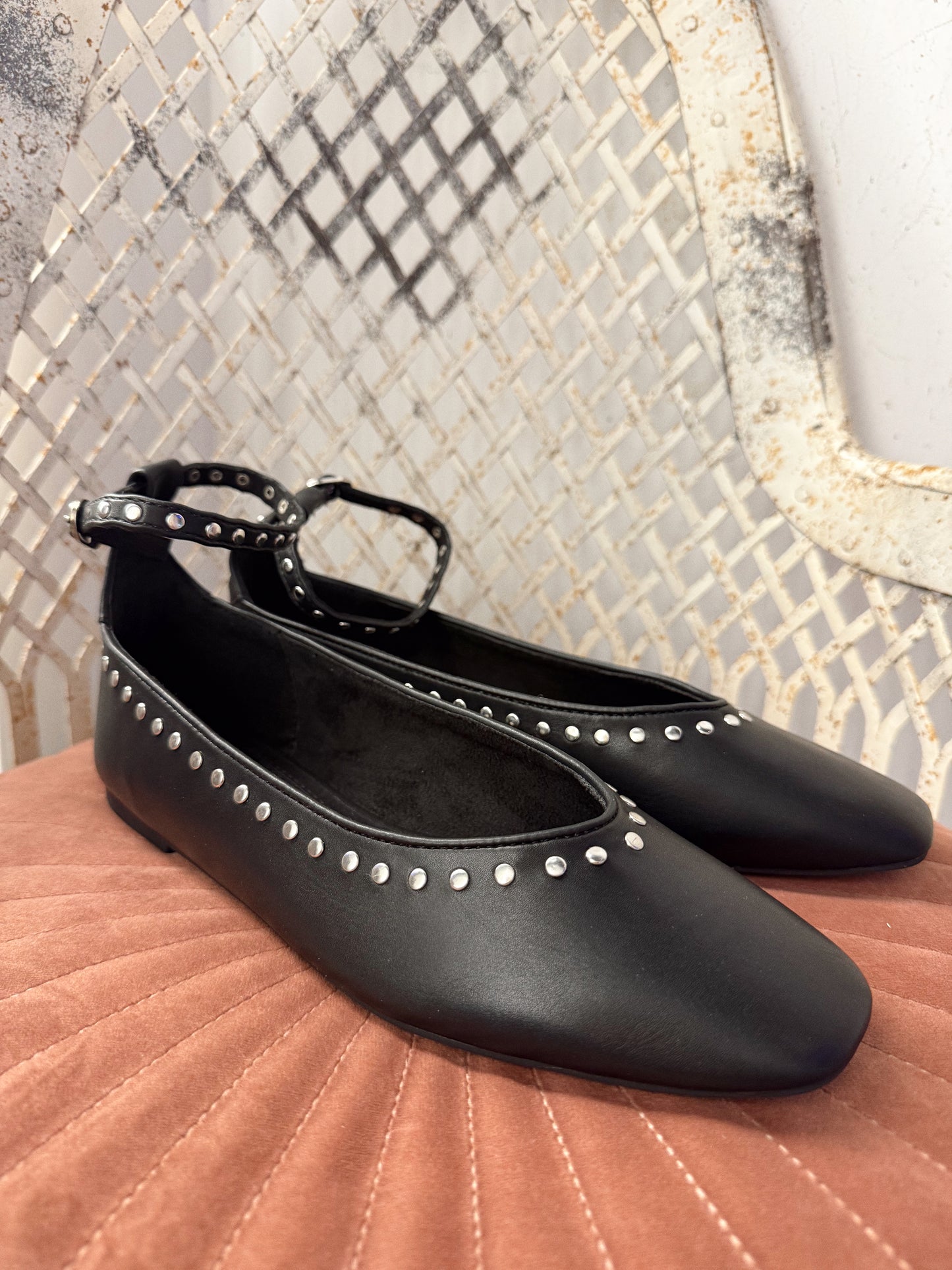 MERCEDITAS NEGRAS TACHUELAS AGARRADAS