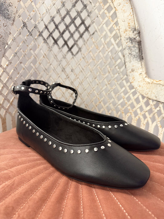 MERCEDITAS NEGRAS TACHUELAS AGARRADAS