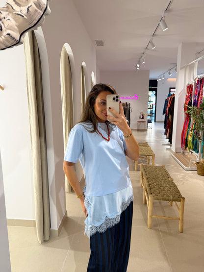 CAMISETA CELESTE ENCAJES