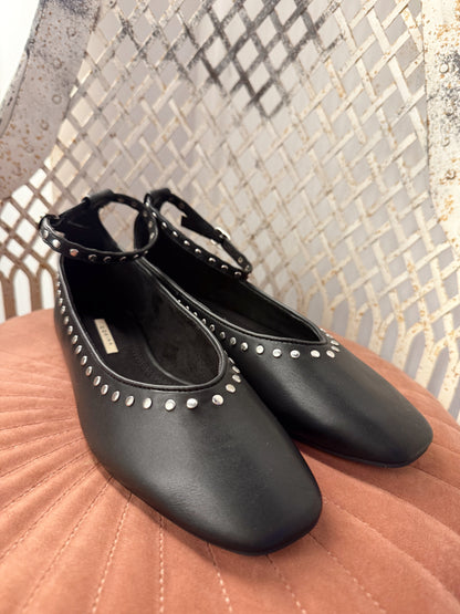 MERCEDITAS NEGRAS TACHUELAS AGARRADAS