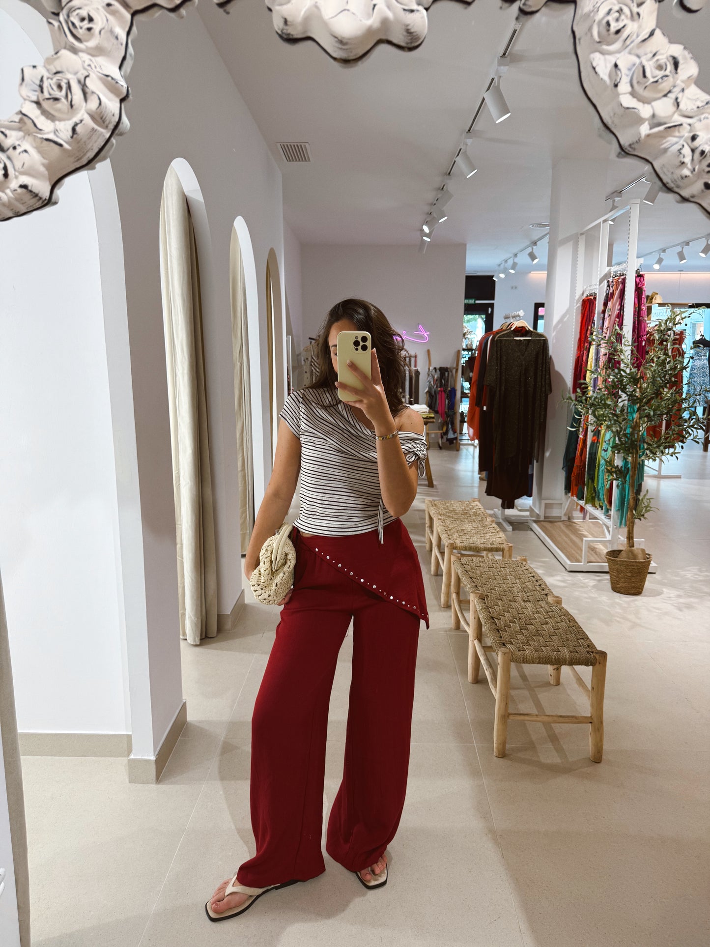 PANTALÓN PAÑUELO TACHUELAS BURDEOS