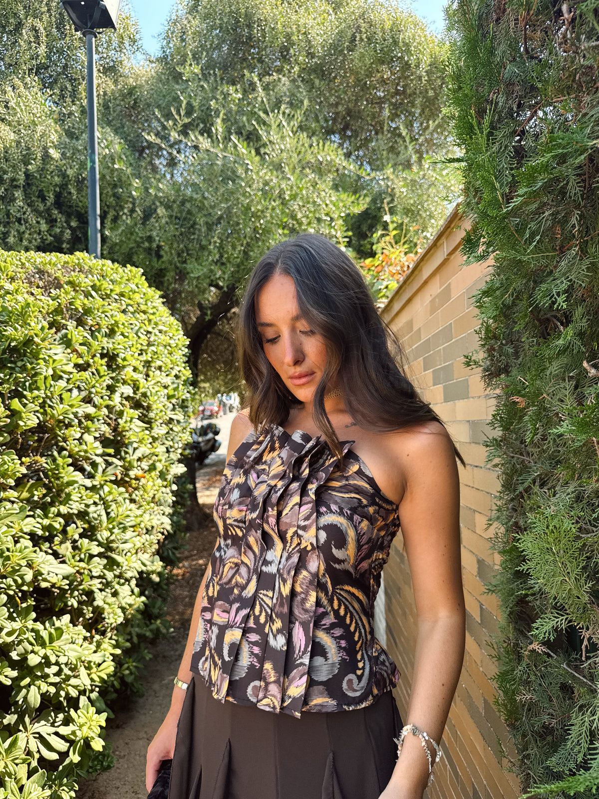TOP PLISADO MARRÓN ESTAMPADO
