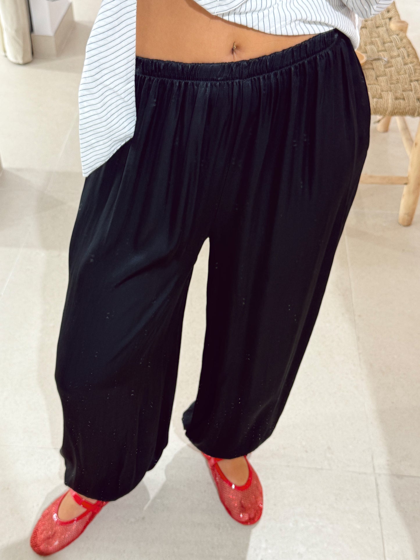 PANTALÓN SATÉN BOMBACHO NEGRO