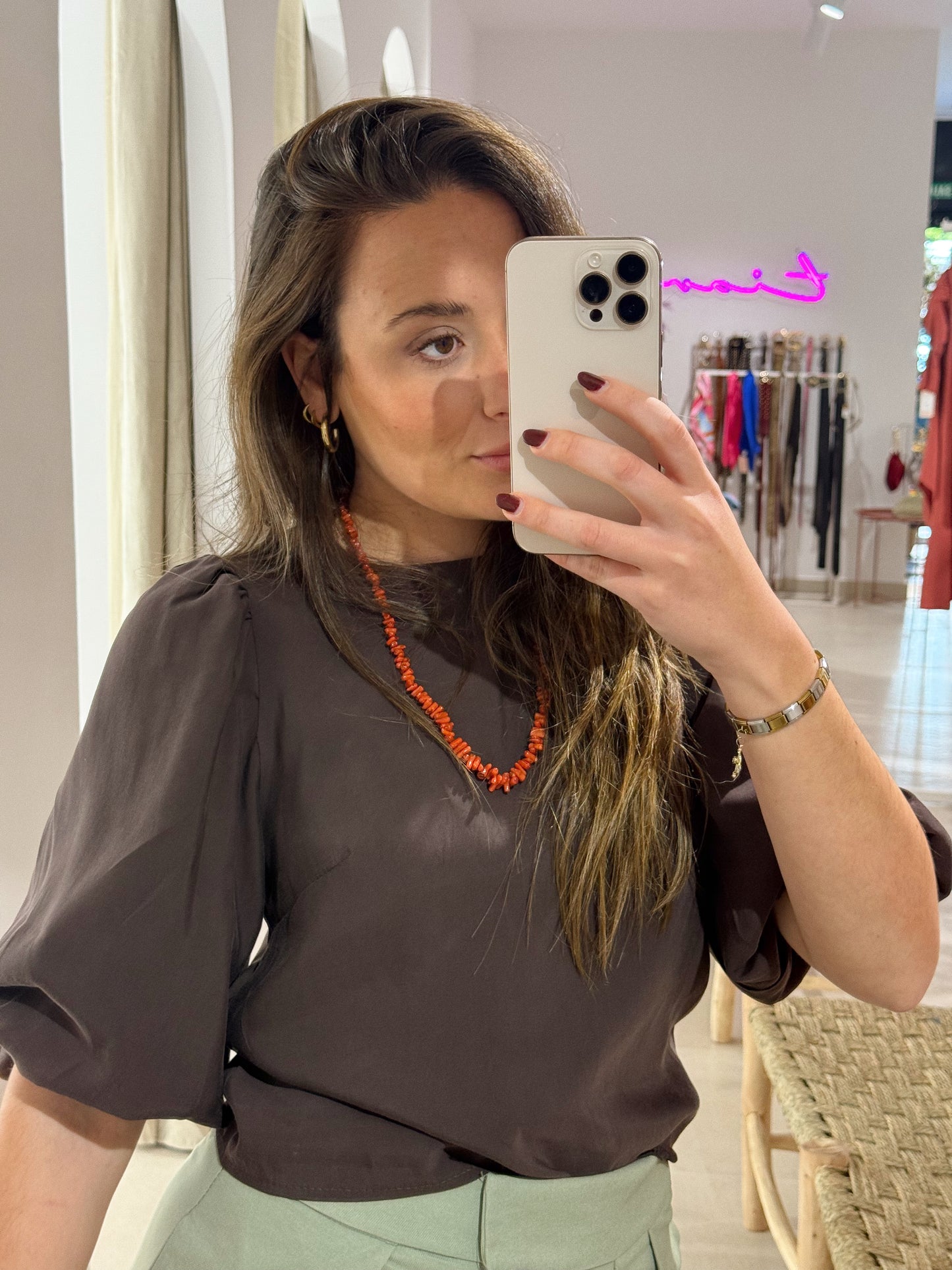 BLUSA MEDIA MANGA ABULLONADA MARRÓN