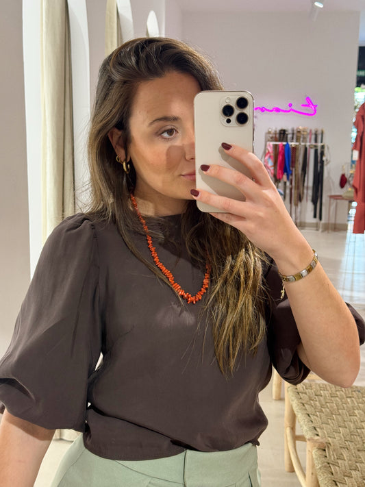 BLUSA MEDIA MANGA ABULLONADA MARRÓN