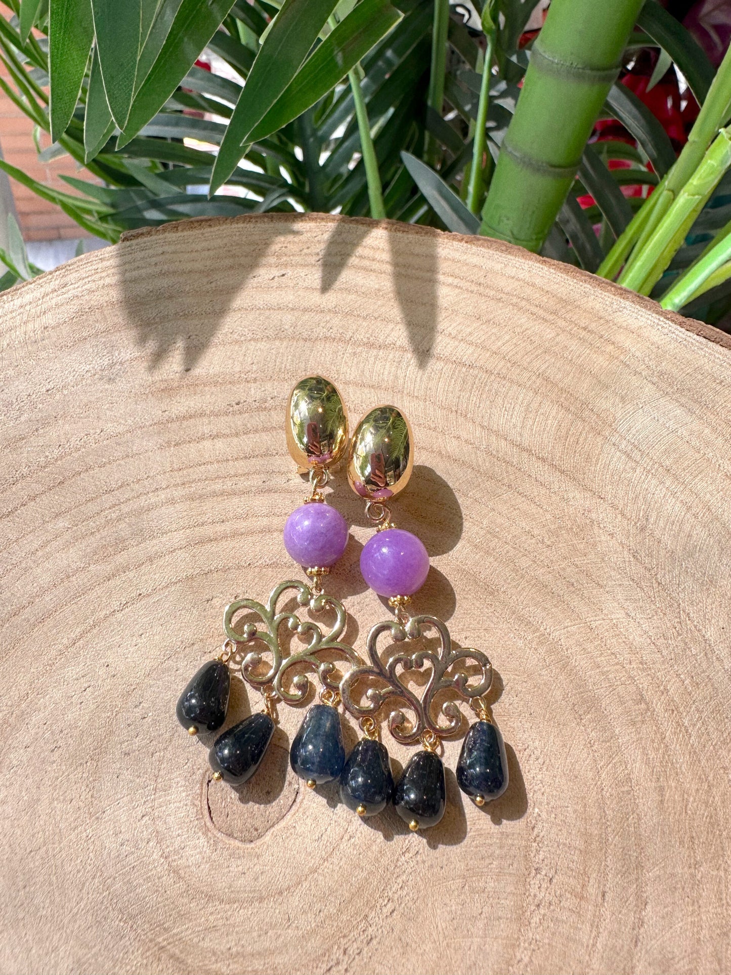 PENDIENTES PORTADA MALVA NEGRO